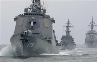02一列縦隊で航行する（左から）護衛艦「こんごう」、「あぶくま」、「あしがら」S.jpg