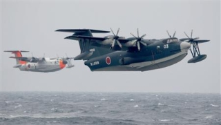 13海上を低空で通過するUS-2（右）とUS-1救難飛行艇S.jpg