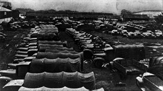 『日中戦争・援蒋ルートのトラック群』1940年10月撮影　撮影場所：ビルマ・ラングーン埠頭_320.jpg